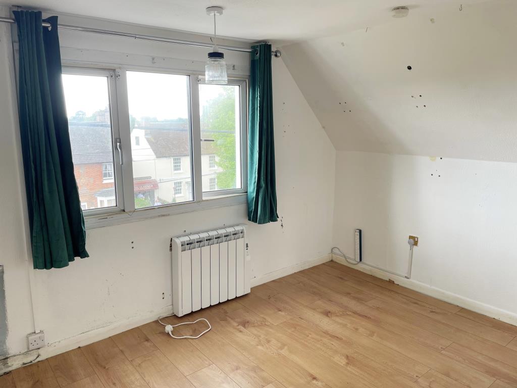 Lot: 175 - SPACIOUS MAISONETTE IN NEED OF UPDATING AND REFURBISHMENT -